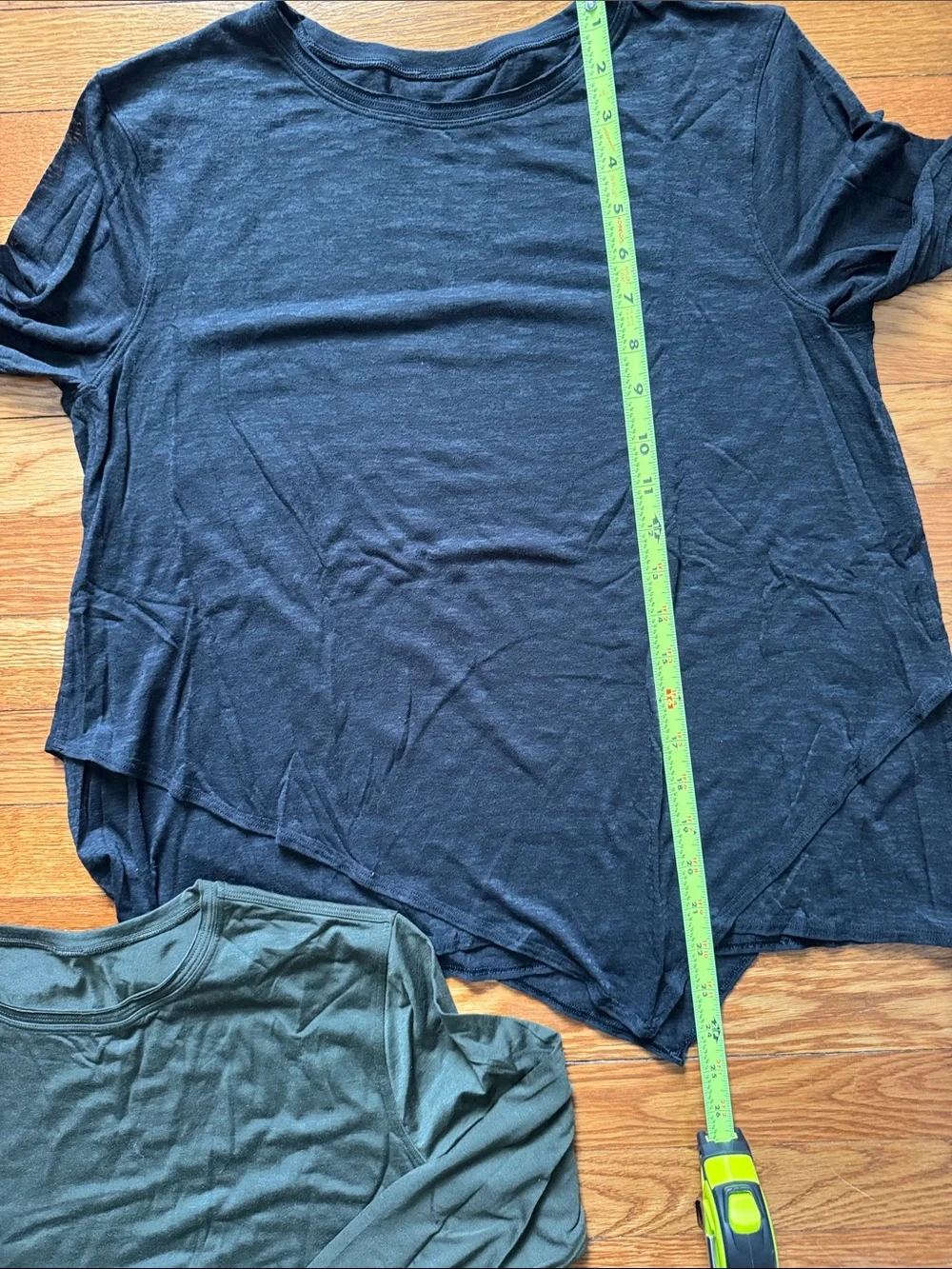 Lululemon Athletica women’s Long Sleeve Asymmetrical Hem Top - Black and Dark Gr